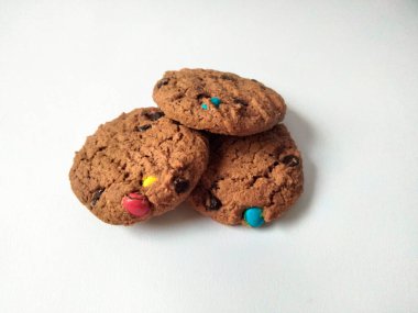 Çikolata parçalı kurabiye izole beyaz arka plan 