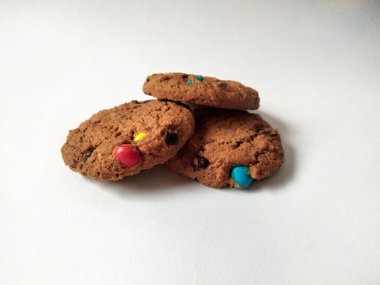 Çikolata parçalı kurabiye izole beyaz arka plan 