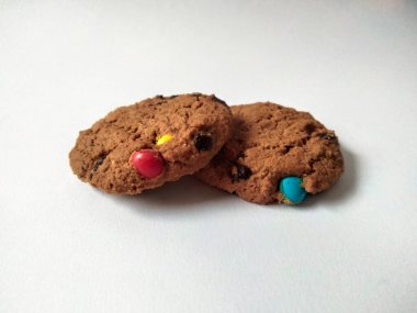 Çikolata parçalı kurabiye izole beyaz arka plan 