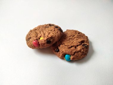 Çikolata parçalı kurabiye izole beyaz arka plan 