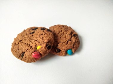 Çikolata parçalı kurabiye izole beyaz arka plan 