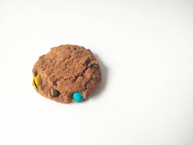 Çikolata parçalı kurabiye izole beyaz arka plan 