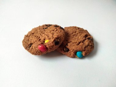 Çikolata parçalı kurabiye izole beyaz arka plan 