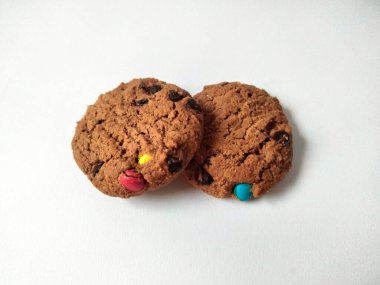 Çikolata parçalı kurabiye izole beyaz arka plan 