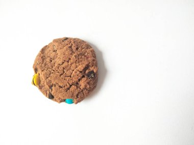 Çikolata parçalı kurabiye izole beyaz arka plan 