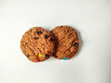 Çikolata parçalı kurabiye izole beyaz arka plan 