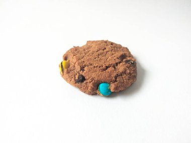 Çikolata parçalı kurabiye izole beyaz arka plan 