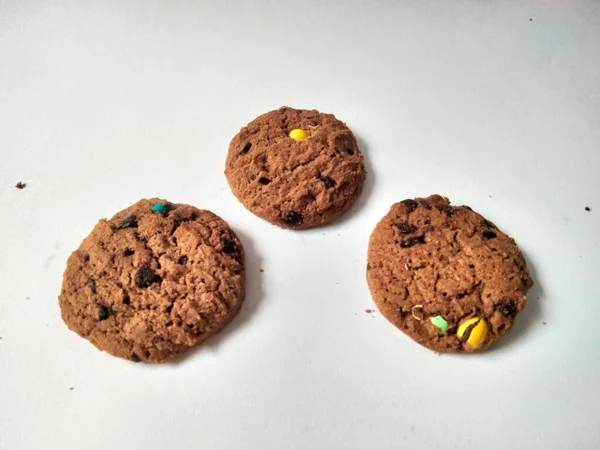 Çikolata parçalı kurabiye izole beyaz arka plan 