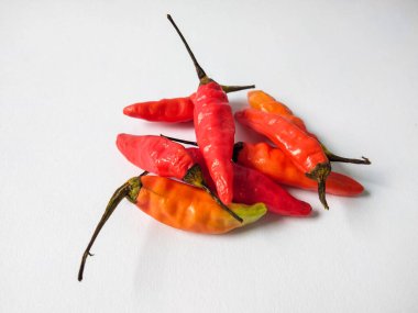 Kırmızı arnavut biberi ya da Cabe Rawit merah izole edilmiş beyaz arka plan