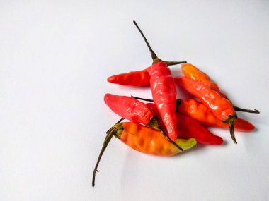 Kırmızı arnavut biberi ya da Cabe Rawit merah izole edilmiş beyaz arka plan