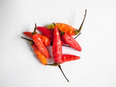 Kırmızı arnavut biberi ya da Cabe Rawit merah izole edilmiş beyaz arka plan