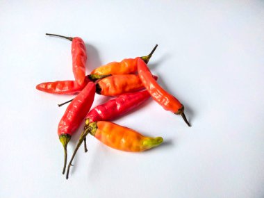 Kırmızı arnavut biberi ya da Cabe Rawit merah izole edilmiş beyaz arka plan