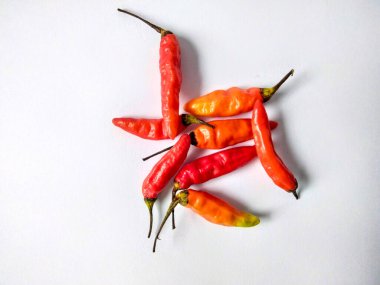 Kırmızı arnavut biberi ya da Cabe Rawit merah izole edilmiş beyaz arka plan