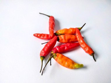 Kırmızı arnavut biberi ya da Cabe Rawit merah izole edilmiş beyaz arka plan