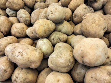 Piyasada satılık taze patates yığını.