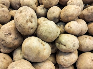 Piyasada satılık taze patates yığını.