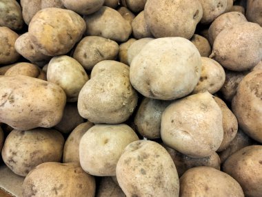 Piyasada satılık taze patates yığını.