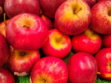 Pazarda satılık taze elma yığını.