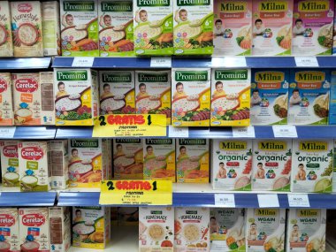 Jakarta 03 Kasım 2023: NESTLE Cerelac bebek mamaları süpermarket rafında satılık.