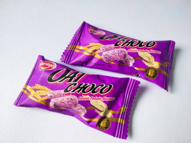 Jakarta - 05 Kasım 2023: Oat Choco tatlı patates aroması izole edilmiş beyaz arka plan 