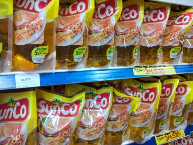 Jakarta - 10 Kasım 2022: Raflarda pişen yağlar süpermarkette