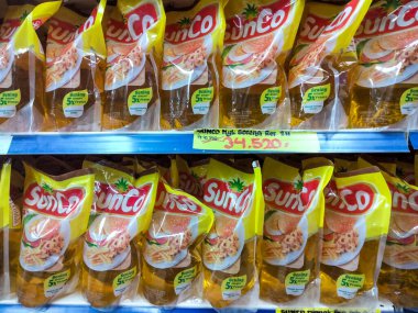 Jakarta - 10 Kasım 2022: Raflarda pişen yağlar süpermarkette