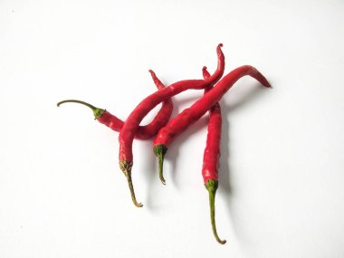 Kırmızı kırmızı biber beyaz arka planda izole edilmiş. Kırmızı biber..