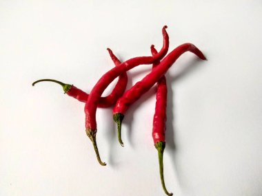 Kırmızı kırmızı biber beyaz arka planda izole edilmiş. Kırmızı biber..
