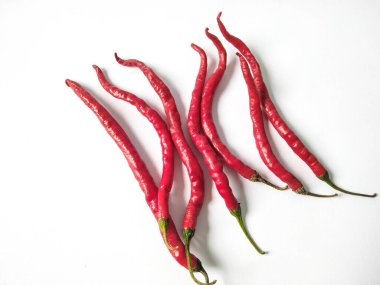 Kırmızı kırmızı biber beyaz arka planda izole edilmiş. Kırmızı biber..