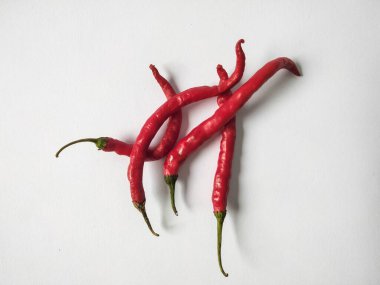 Kırmızı kırmızı biber beyaz arka planda izole edilmiş. Kırmızı biber..