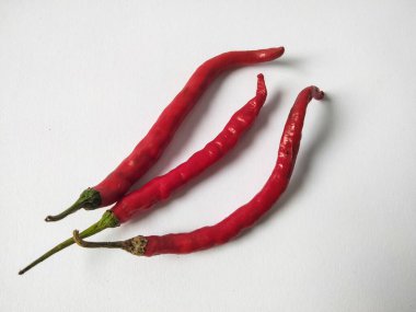 Kırmızı kırmızı biber beyaz arka planda izole edilmiş. Kırmızı biber..