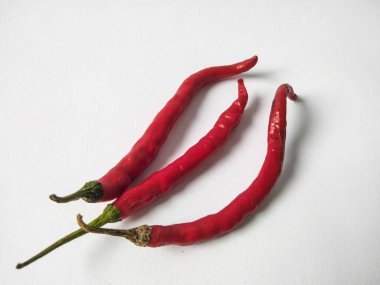 Kırmızı kırmızı biber beyaz arka planda izole edilmiş. Kırmızı biber..