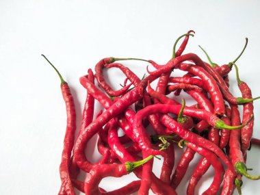 Kırmızı kırmızı biber beyaz arka planda izole edilmiş. Kırmızı biber..
