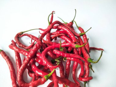 Kırmızı kırmızı biber beyaz arka planda izole edilmiş. Kırmızı biber..