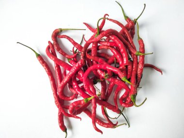 Kırmızı kırmızı biber beyaz arka planda izole edilmiş. Kırmızı biber..