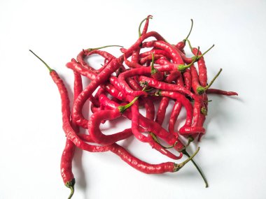 Kırmızı kırmızı biber beyaz arka planda izole edilmiş. Kırmızı biber..