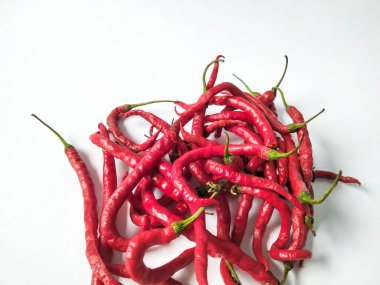 Kırmızı kırmızı biber beyaz arka planda izole edilmiş. Kırmızı biber..
