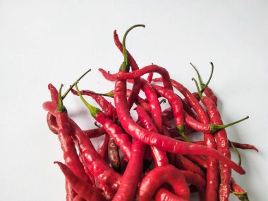 Kırmızı kırmızı biber beyaz arka planda izole edilmiş. Kırmızı biber..