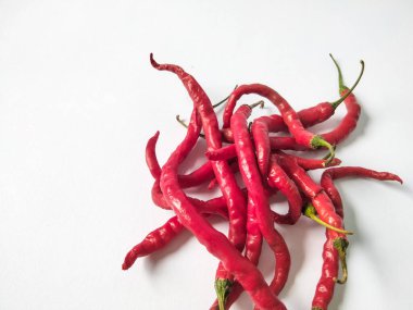 Kırmızı kırmızı biber beyaz arka planda izole edilmiş. Kırmızı biber..