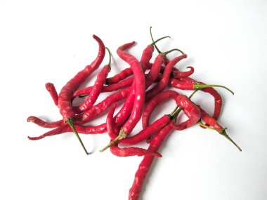 Kırmızı kırmızı biber beyaz arka planda izole edilmiş. Kırmızı biber..