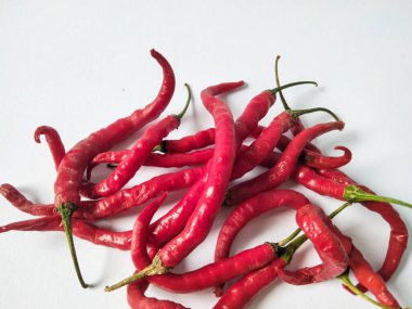 Kırmızı kırmızı biber beyaz arka planda izole edilmiş. Kırmızı biber..