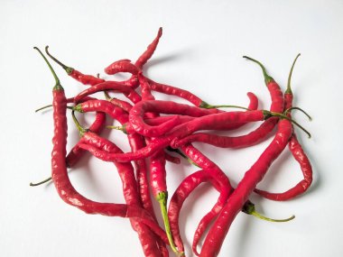 Kırmızı kırmızı biber beyaz arka planda izole edilmiş. Kırmızı biber..