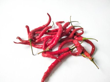 Kırmızı kırmızı biber beyaz arka planda izole edilmiş. Kırmızı biber..