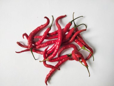 Kırmızı kırmızı biber beyaz arka planda izole edilmiş. Kırmızı biber..