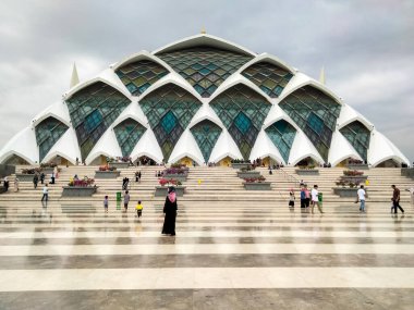 Bandung - 24 Kasım 2023: Batı Cava 'nın büyük camisi, Bandung' daki en büyük camilerden biri..