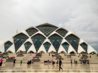 Bandung - 24 Kasım 2023: Batı Cava 'nın büyük camisi, Bandung' daki en büyük camilerden biri..