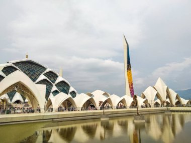 Bandung - 24 Kasım 2023: Batı Cava 'nın büyük camisi, Bandung' daki en büyük camilerden biri..