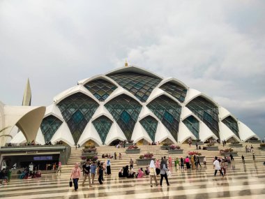 Bandung - 24 Kasım 2023: Batı Cava 'nın büyük camisi, Bandung' daki en büyük camilerden biri..