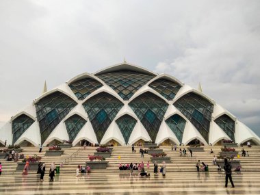 Bandung - 24 Kasım 2023: Batı Cava 'nın büyük camisi, Bandung' daki en büyük camilerden biri..