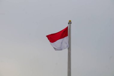 Endonezya Bayrağı, Kızıl ve Beyaz Bayrak, Endonezya 'nın ulusal sembolü. mavi gökyüzü arkaplanı
